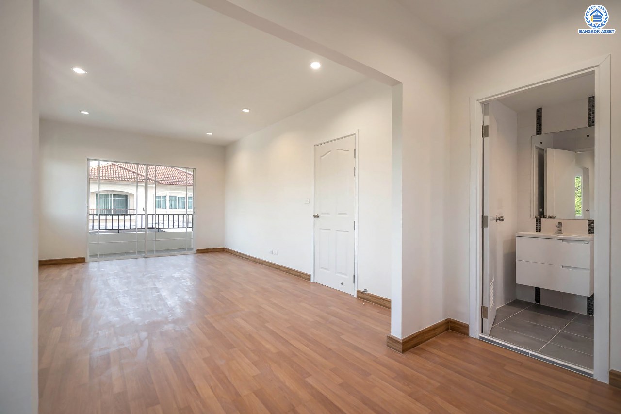 บ้านมือสองตกแต่งใหม่ โครงการ ภัสสร19 วัชรพล-วงแหวน บ้านเดี่ยวหลังมุม เนื้อที่ 58.4 ตร.ว. ฟังก์ชัน 3 ห้องนอน 2 ห้องน้ำ จอดรถได้ 2 คัน บนทำเลเดินทางสะดวก ติดถนนจตุโชติ เชื่อมต่อหลายเส้นทาง ใกล้ทางด่วน "จตุโชติ" และห้างสรรพสินค้าแฟชั่นไอส์แลนด์